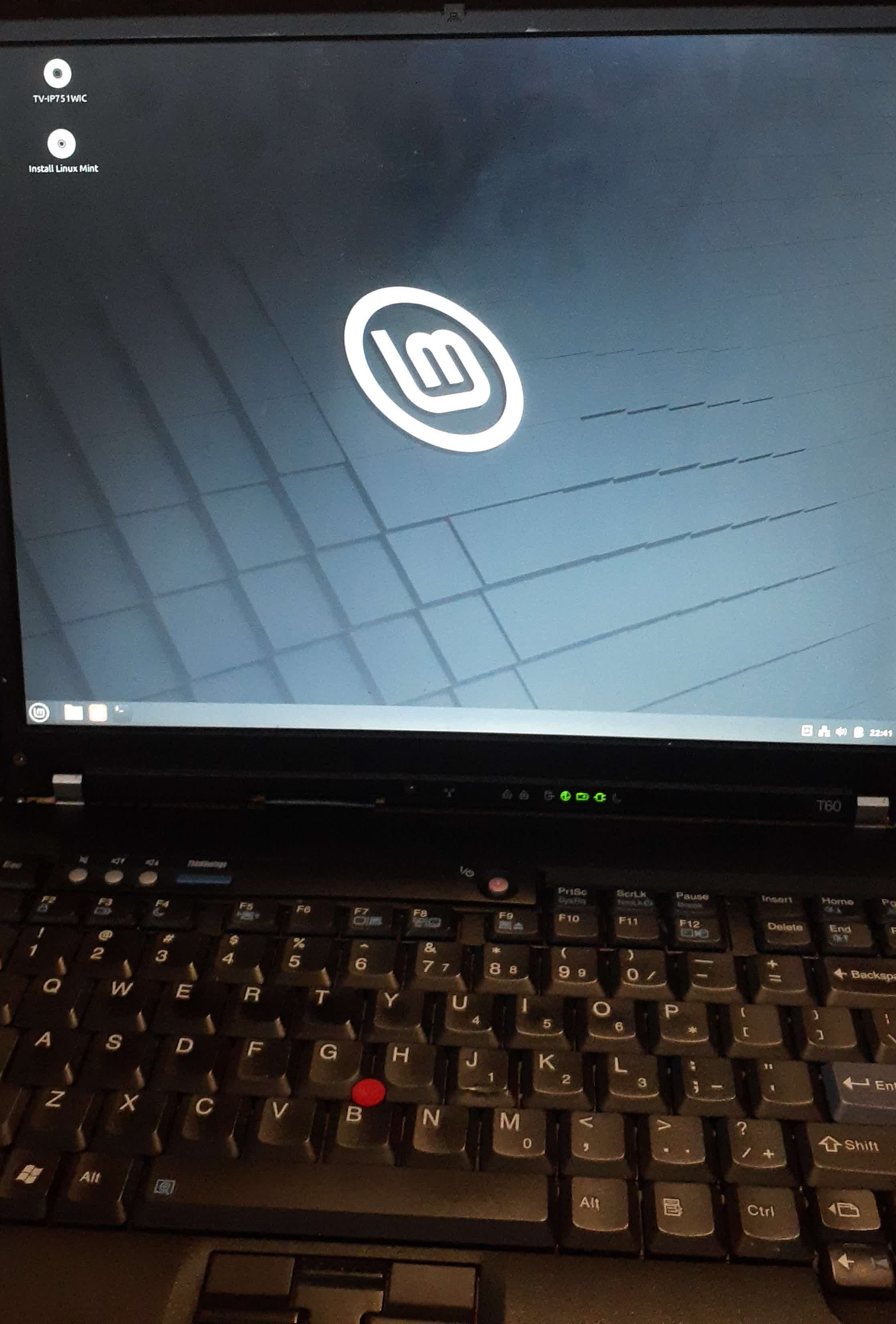 The ThinkPad screen shows the Linux Mint desktop, with no issues.